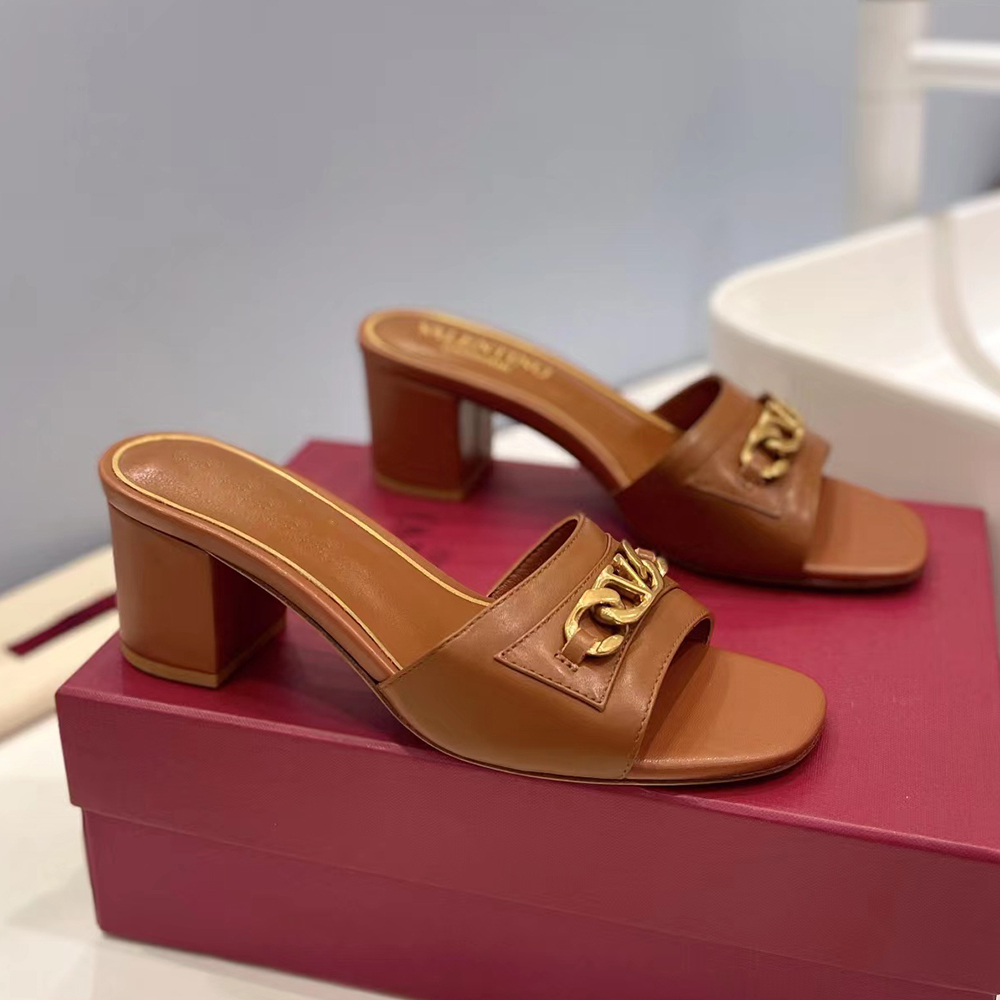 Women's medium thick heeled slippers Fashion Versatile hardware chain decoration mules luxury designer sandals street style factory shoes 35-42 with box, Black
Women's medium thick heeled slippers Fashion Versatile hardware chain decoration mules luxury designer sandals street style factory shoes 35-42 with box, Black