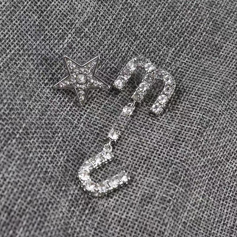 Letter miu diamond studded tassel asymmetric diamond studded pendant earrings pentagram S925 silver needle earrings
Letter miu diamond studded tassel asymmetric diamond studded pendant earrings pentagram S925 silver needle earrings