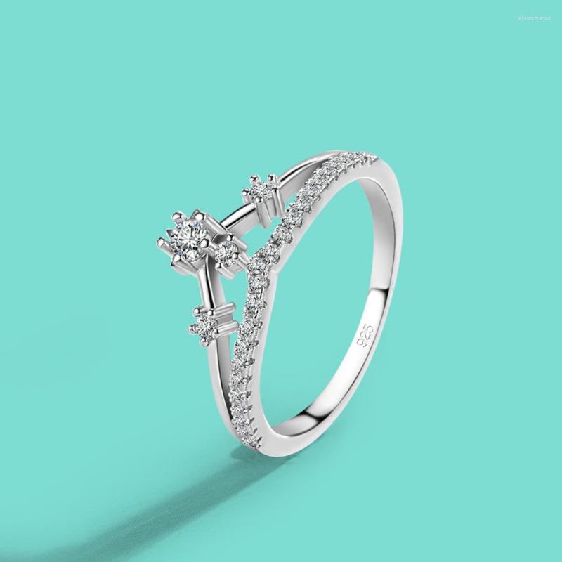 Cluster Rings Delicate 925 Sterling Silver Ring Shiny Triangle Shape Hollow Out Zircon Inlay Engagement Luxury Jewelry Anillo Ringen
Cluster Rings Delicate 925 Sterling Silver Ring Shiny Triangle Shape Hollow Out Zircon Inlay Engagement Luxury Jewelry Anillo Ringen