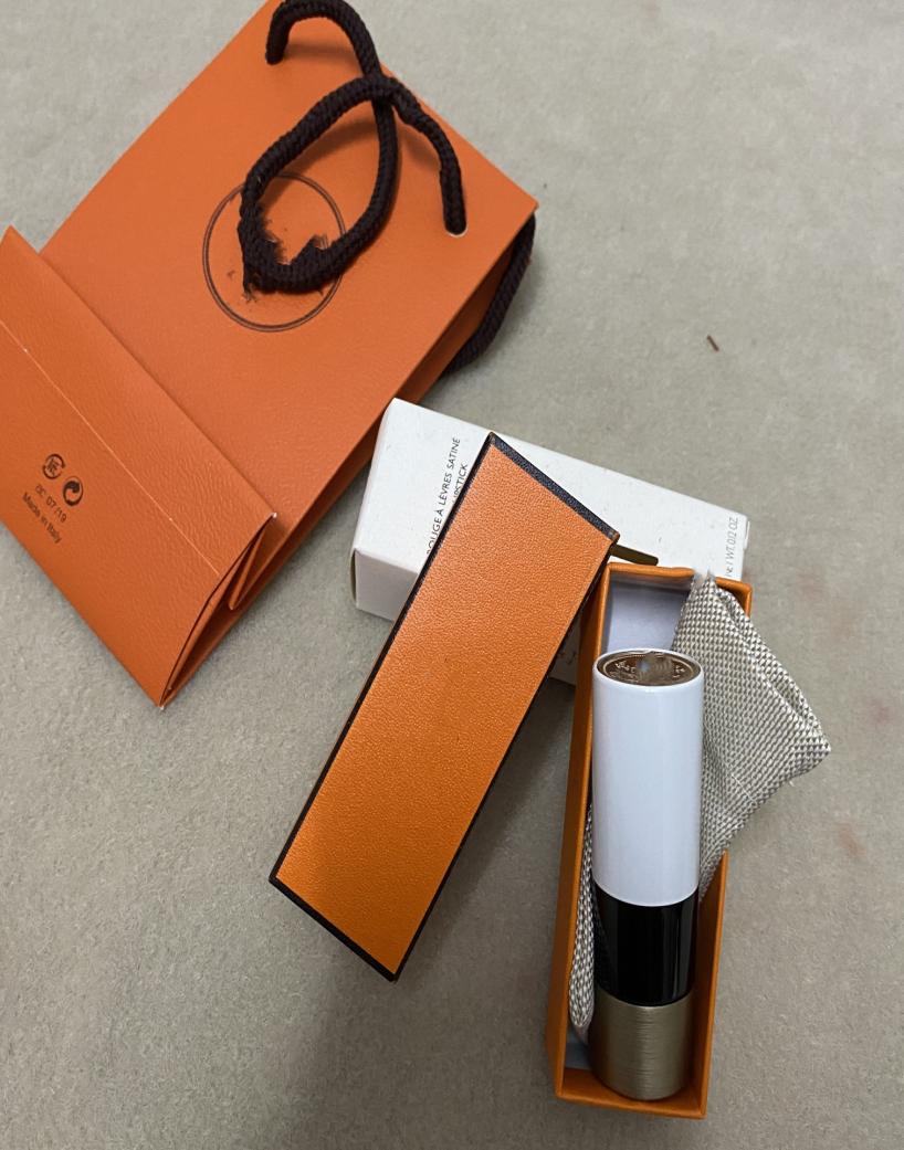 EPACK Top Quality Brand Satin Lipstick Matte Lipstick Made In Italy 35g Rouge A Levres Mat 20 Color With Handbag8073667, Army green 
EPACK Top Quality Brand Satin Lipstick Matte Lipstick Made In Italy 35g Rouge A Levres Mat 20 Color With Handbag8073667, Army green