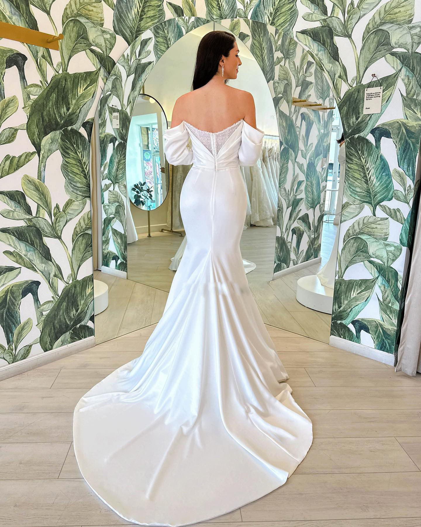 Exquisite Off The Shouler Beaded Wedding Dresses for Bride Boat Neck Mermaid Satin Bridal Dress Pleat Sweep Train Garden Rode De Morrie