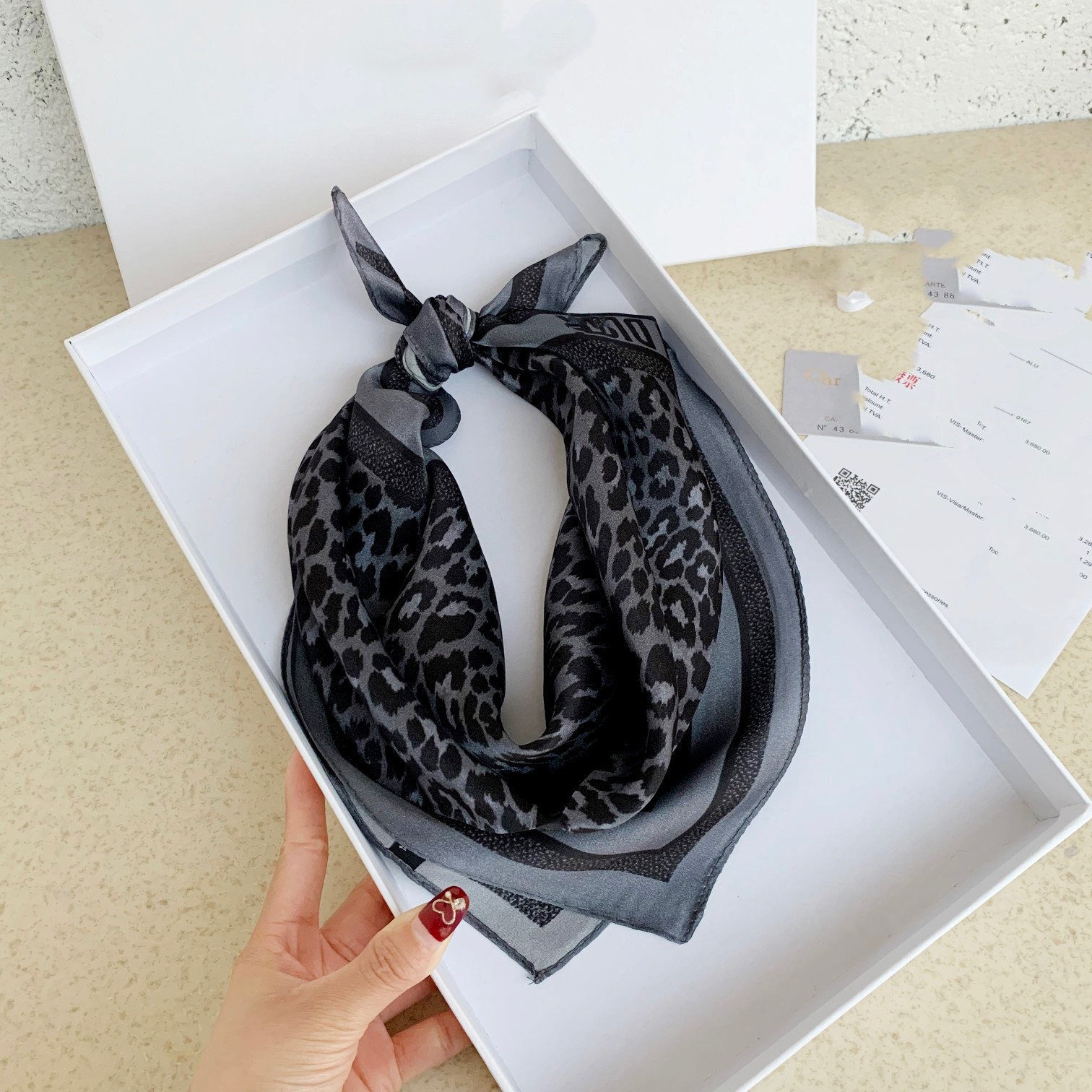 2023 Silk Scarf Head Scarfs For Women Winter Luxurious Silk High End Classic Letter pattern Designer shawl Scarves New Gift Easy to match Soft
2023 Silk Scarf Head Scarfs For Women Winter Luxurious Silk High End Classic Letter pattern Designer shawl Scarves New Gift Easy to match Soft