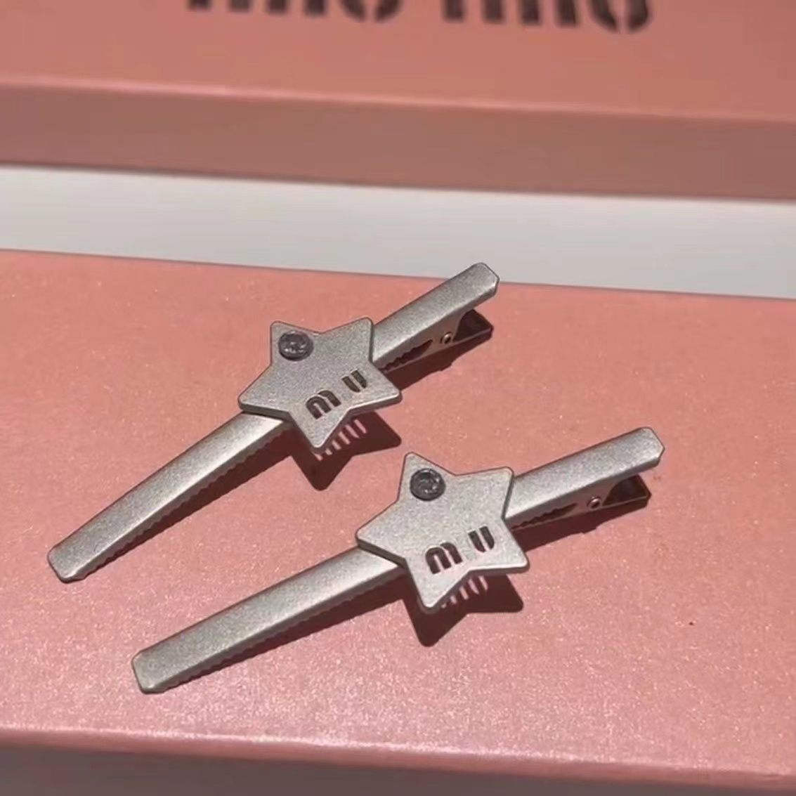 23 year new hairpin Miu letter pentagram duckbill clip high texture metal gray small side clip bangclip
23 year new hairpin Miu letter pentagram duckbill clip high texture metal gray small side clip bangclip