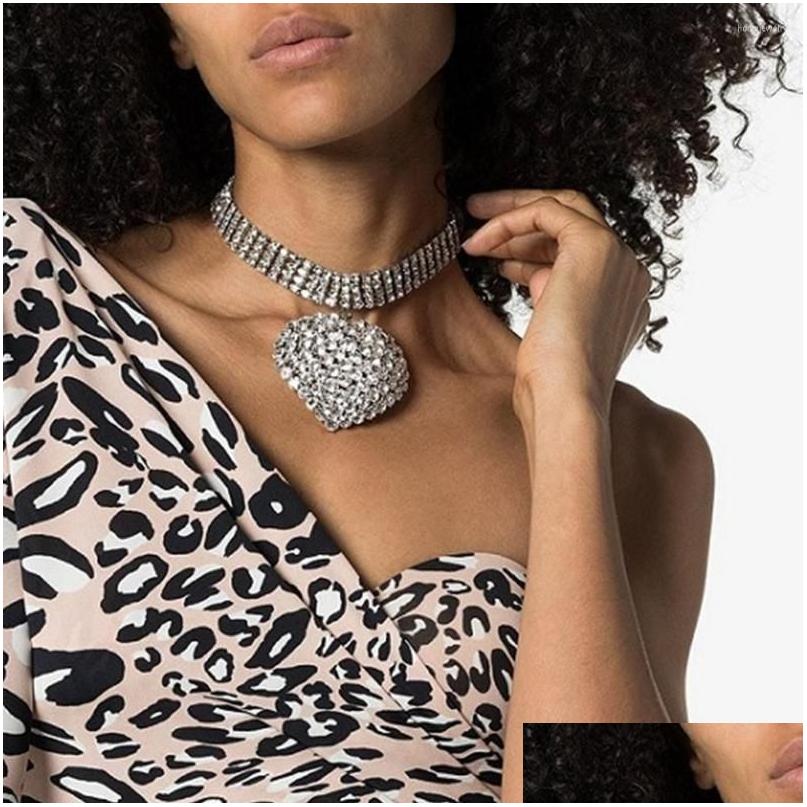 Pendant Necklaces Exaggerated Rhinestone Big Heartshaped Choker Necklace Wedding Jewelry For Women Crystal Mtiple Rows Collar Drop D Dh2Wk
Pendant Necklaces Exaggerated Rhinestone Big Heartshaped Choker Necklace Wedding Jewelry For Women Crystal Mtiple Rows Collar Drop D Dh2Wk