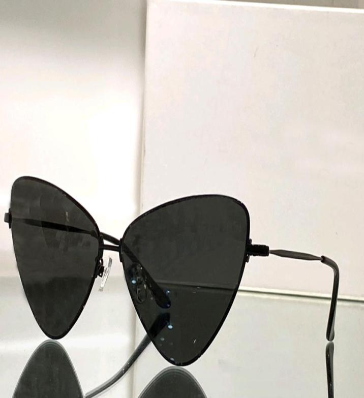 Cat Eye Sunglasses BlackGrey With Silver Letters Pattern Men Women Designers Sun Glasses Shades Sonnenbrille Wrap Occhiali da sol4861154
Cat Eye Sunglasses BlackGrey With Silver Letters Pattern Men Women Designers Sun Glasses Shades Sonnenbrille Wrap Occhiali da sol4861154