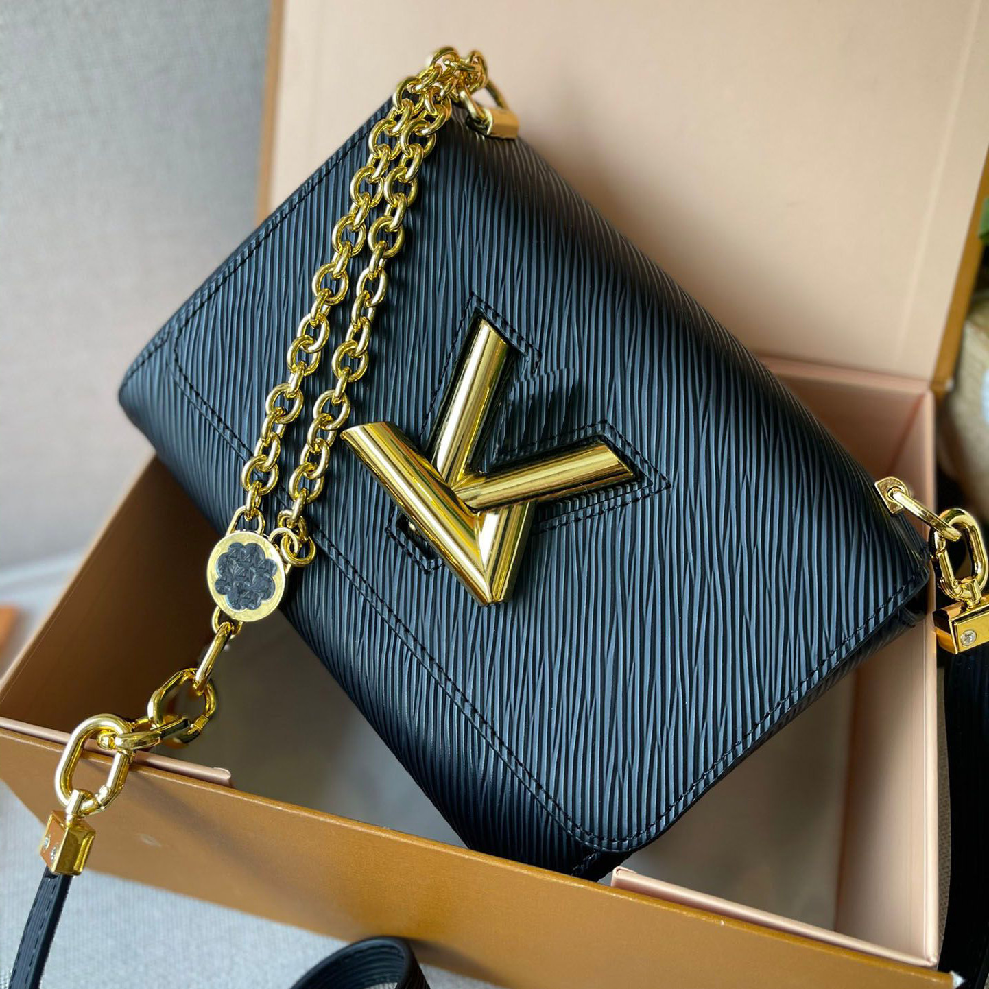 luxury Designer shoulder bag handbag fashion twist bags Simple leather small square brand crossbody purse wallet Popular Metal chain V shaped buckle messenger bag
luxury Designer shoulder bag handbag fashion twist bags Simple leather small square brand crossbody purse wallet Popular Metal chain V shaped buckle messenger bag
