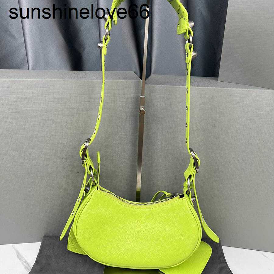 hourglass Women lady girl Bag Crossbody Designer Balencaig Rivet Bags Le Cagole Single Underarm Fashion Shoulder, White
hourglass Women lady girl Bag Crossbody Designer Balencaig Rivet Bags Le Cagole Single Underarm Fashion Shoulder, White