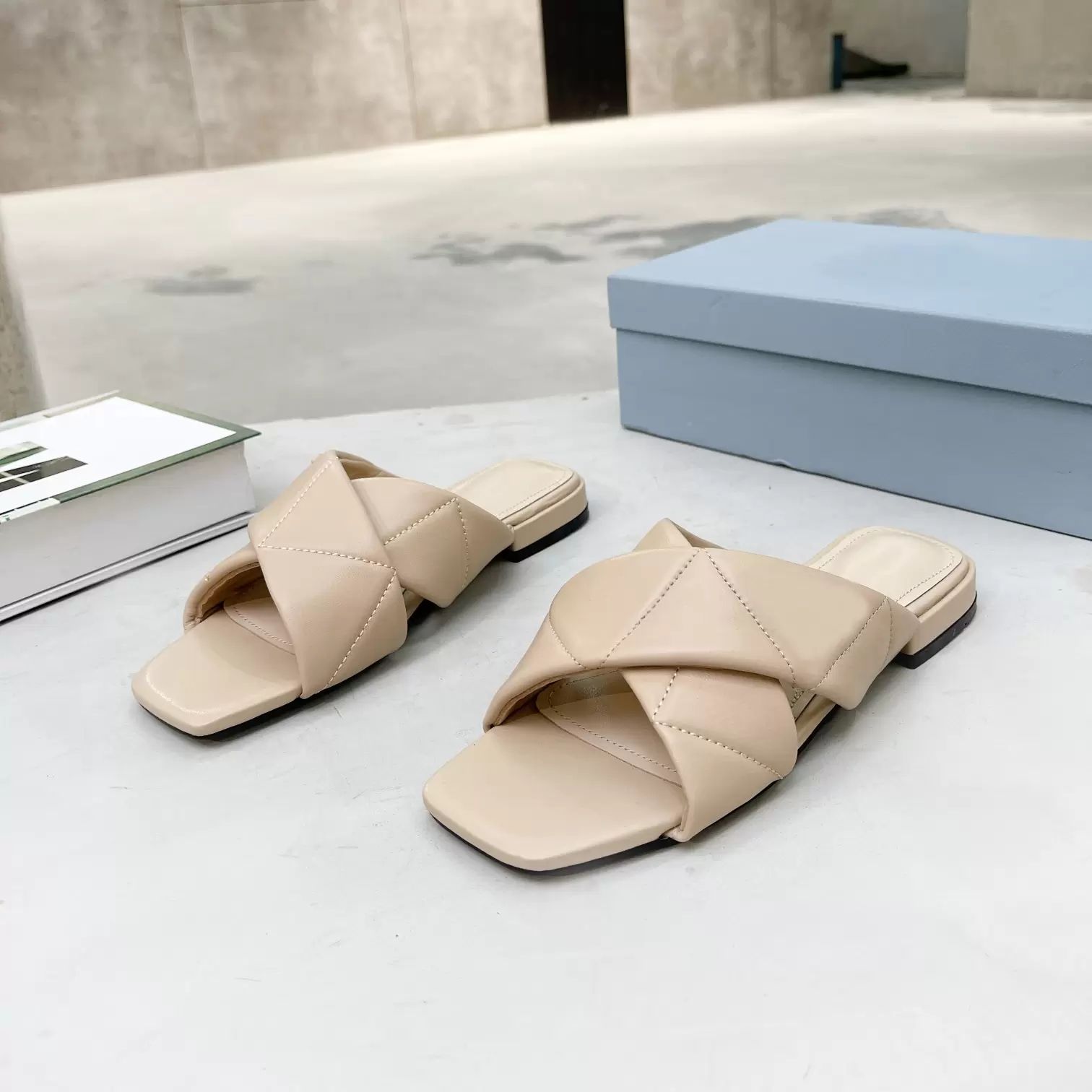 2023 Lido Slippers Designer Sandals Women Square Toe High Heels Flat Nappa Lambskin Sandals Outdoor Beach Shoes Fabric Ladies Party Wedding Shoe Size35-43
2023 Lido Slippers Designer Sandals Women Square Toe High Heels Flat Nappa Lambskin Sandals Outdoor Beach Shoes Fabric Ladies Party Wedding Shoe Size35-43
