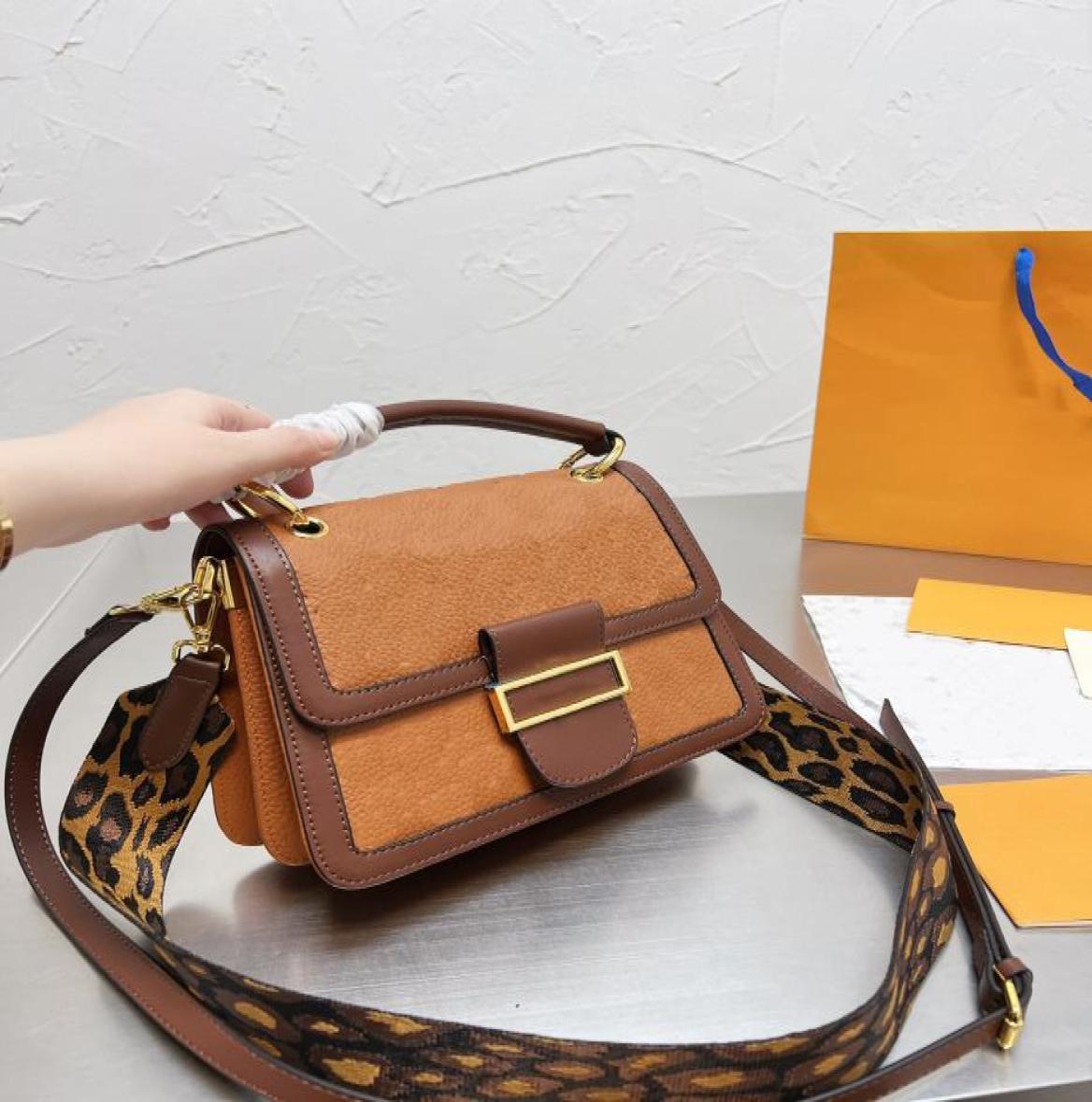 Designer Postman Bag woman039s Cross Bags Luxury high quality 25 18cm Fashion knurling Clamshell 19341v Metal Fastener Classi7899978, Black
Designer Postman Bag woman039s Cross Bags Luxury high quality 25 18cm Fashion knurling Clamshell 19341v Metal Fastener Classi7899978, Black