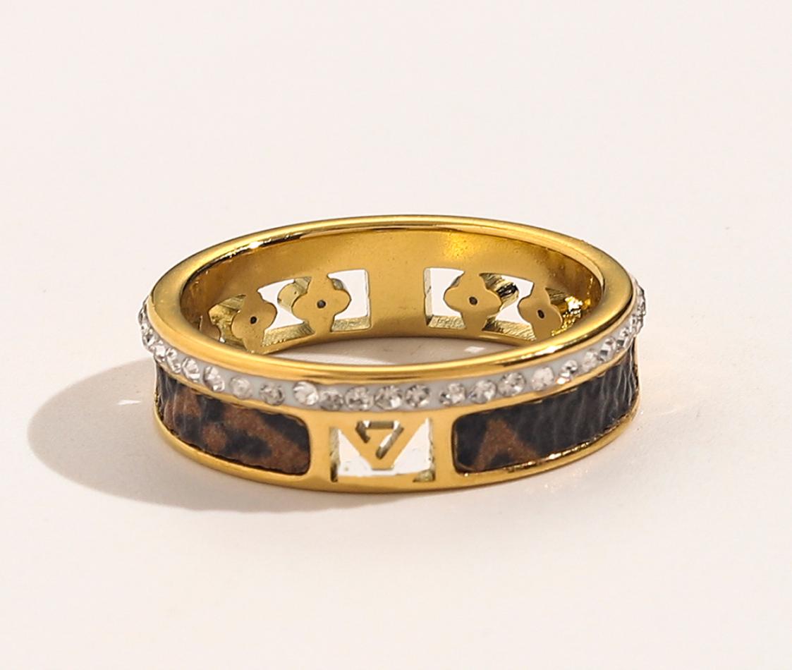 Designer Branded Letter Band Rings Women 18K Gold Plated Inlay Crystal Rhinestone Stainless Steel Love Wedding Jewelry Supplies Ri5044522
Designer Branded Letter Band Rings Women 18K Gold Plated Inlay Crystal Rhinestone Stainless Steel Love Wedding Jewelry Supplies Ri5044522