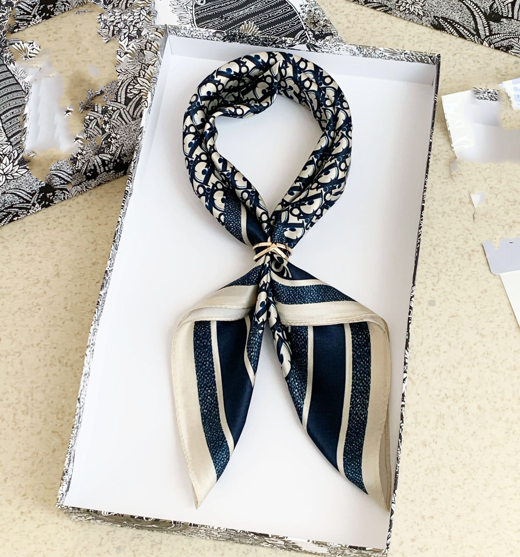 2023 Silk Scarf Head Scarfs For Women Winter Luxurious Silk High End Classic Letter pattern Designer shawl Scarves New Gift Easy to match Soft Touch
2023 Silk Scarf Head Scarfs For Women Winter Luxurious Silk High End Classic Letter pattern Designer shawl Scarves New Gift Easy to match Soft Touch