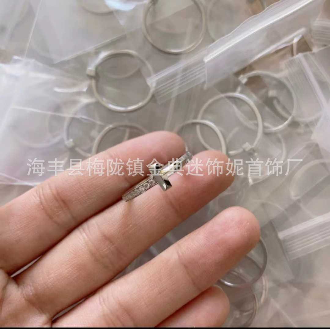 high-quality V gold plated Mijin quality T1 same cross shaped diamond thick lovers ringCEE9
high-quality V gold plated Mijin quality T1 same cross shaped diamond thick lovers ringCEE9