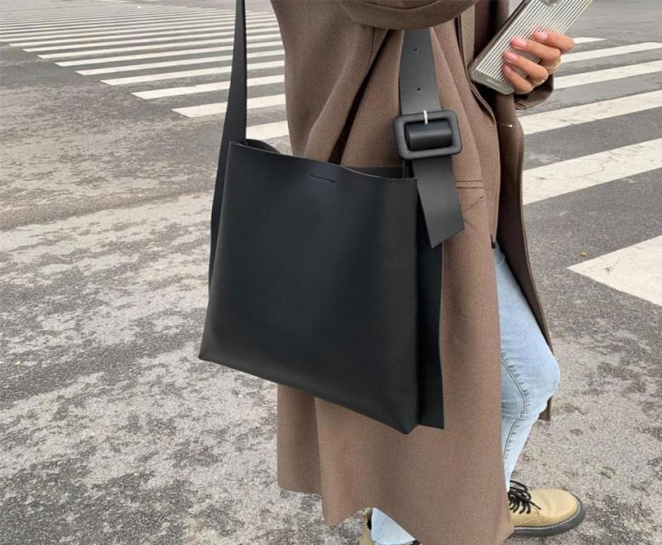 Evening Bags Large Capacity Women039s Shoulder Bag High Quality Soft PU Leather Rectangular Tote Winter Luxury Designer Fashion4838523, Brown
Evening Bags Large Capacity Women039s Shoulder Bag High Quality Soft PU Leather Rectangular Tote Winter Luxury Designer Fashion4838523, Brown