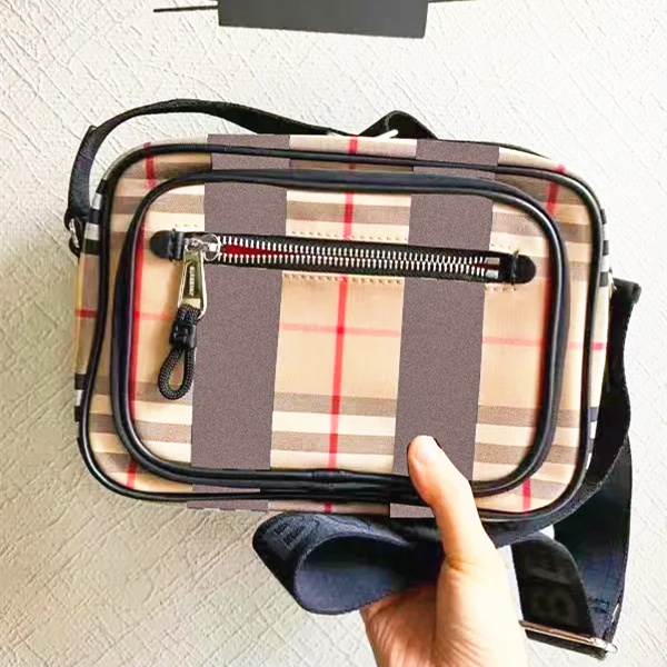 Luxurys Nylon canvas burberrry Shoulder camera Bag high quality Women's mens Designers crossbody TB stripe envelope bag woman fashion handbag tote clutch canvas bag
Luxurys Nylon canvas burberrry Shoulder camera Bag high quality Women's mens Designers crossbody TB stripe envelope bag woman fashion handbag tote clutch canvas bag