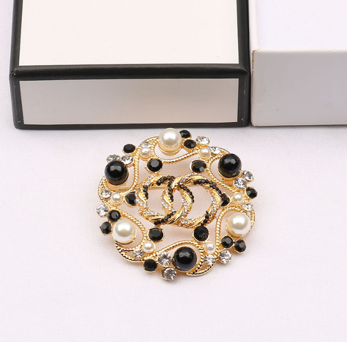 20style Women Luxury Designer Letters Brooches 18K Gold Plated Rhinestone Ladies Suits Dress Pins for Wedding Party Jewelry Gift Accessorie
20style Women Luxury Designer Letters Brooches 18K Gold Plated Rhinestone Ladies Suits Dress Pins for Wedding Party Jewelry Gift Accessorie