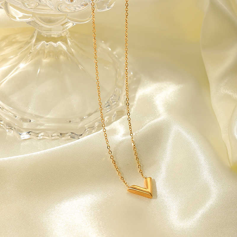 Fashionable and minimalist V-shaped pendant stainless 18k gold female niche design necklace versatile steel jewelry
Fashionable and minimalist V-shaped pendant stainless 18k gold female niche design necklace versatile steel jewelry
