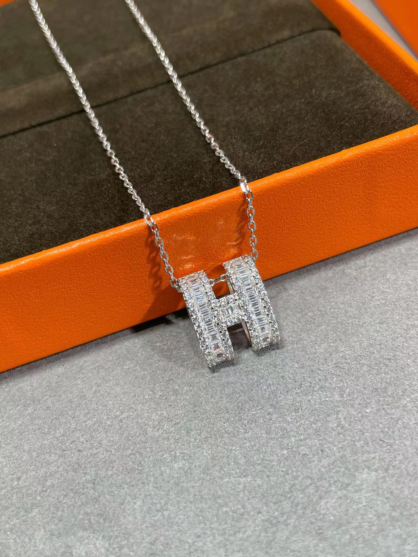 Luxury H Brand Letters Designer Pendant Necklaces for Women Shining Crystal Diamond Silver CZ Zircon cuban link chain Necklace Party Wedding Jewelry
Luxury H Brand Letters Designer Pendant Necklaces for Women Shining Crystal Diamond Silver CZ Zircon cuban link chain Necklace Party Wedding Jewelry