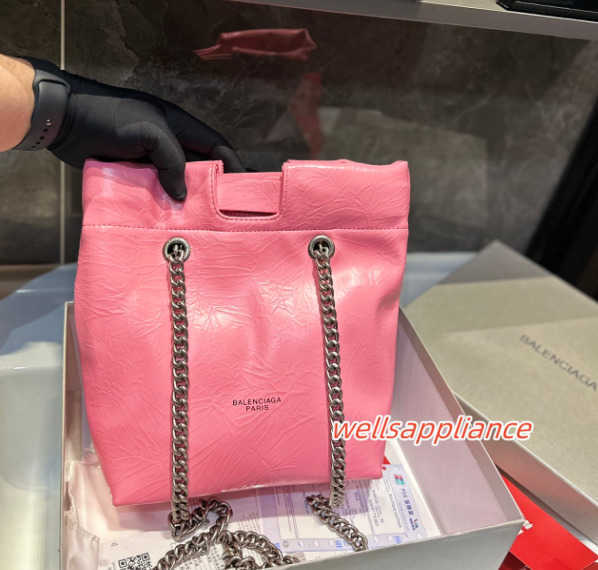 Top quality Genuine leather Handbags crossbody Bags Women's men tote Luxury Designer fashion wallet Crocodile pattern pockets handbag Shoulder Bag, Color red(gold logo)
Top quality Genuine leather Handbags crossbody Bags Women's men tote Luxury Designer fashion wallet Crocodile pattern pockets handbag Shoulder Bag, Color red(gold logo)