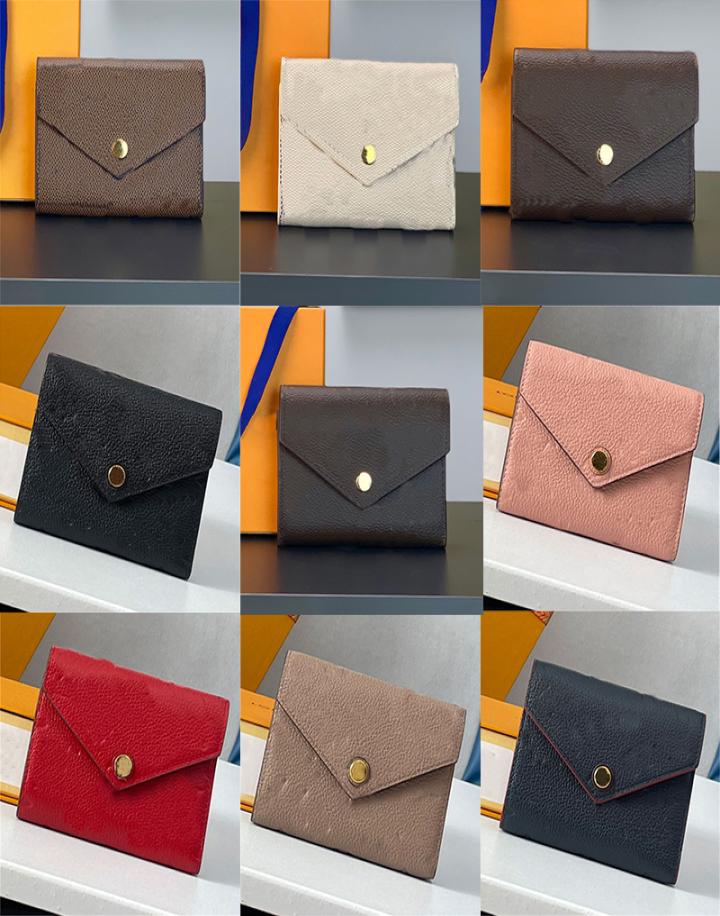 Luxurys Designer Wallets Purse Bag Fashion Short Victorine Wallet Embossed Monograms Empreinte Classic Pallas Card Holder Zippy Co3298378, Red
Luxurys Designer Wallets Purse Bag Fashion Short Victorine Wallet Embossed Monograms Empreinte Classic Pallas Card Holder Zippy Co3298378, Red