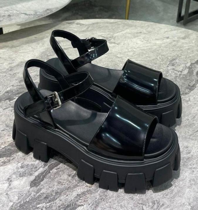 Designer Woman Sandals Monolith Rubber Sandal Slippers Luxury Summer Buckle Strap Patent Slides Classics Wide Solid Pattern Slippe1635930, White
Designer Woman Sandals Monolith Rubber Sandal Slippers Luxury Summer Buckle Strap Patent Slides Classics Wide Solid Pattern Slippe1635930, White