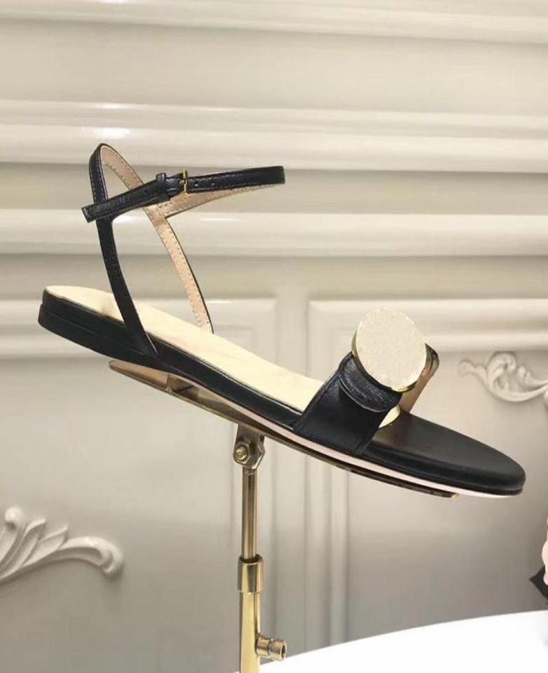 Fashion Flat Heel ankle strap Sandals Luxury Designer for woman lady girl gold silver white black Beige Loafers Thin Summer classi3762019
Fashion Flat Heel ankle strap Sandals Luxury Designer for woman lady girl gold silver white black Beige Loafers Thin Summer classi3762019