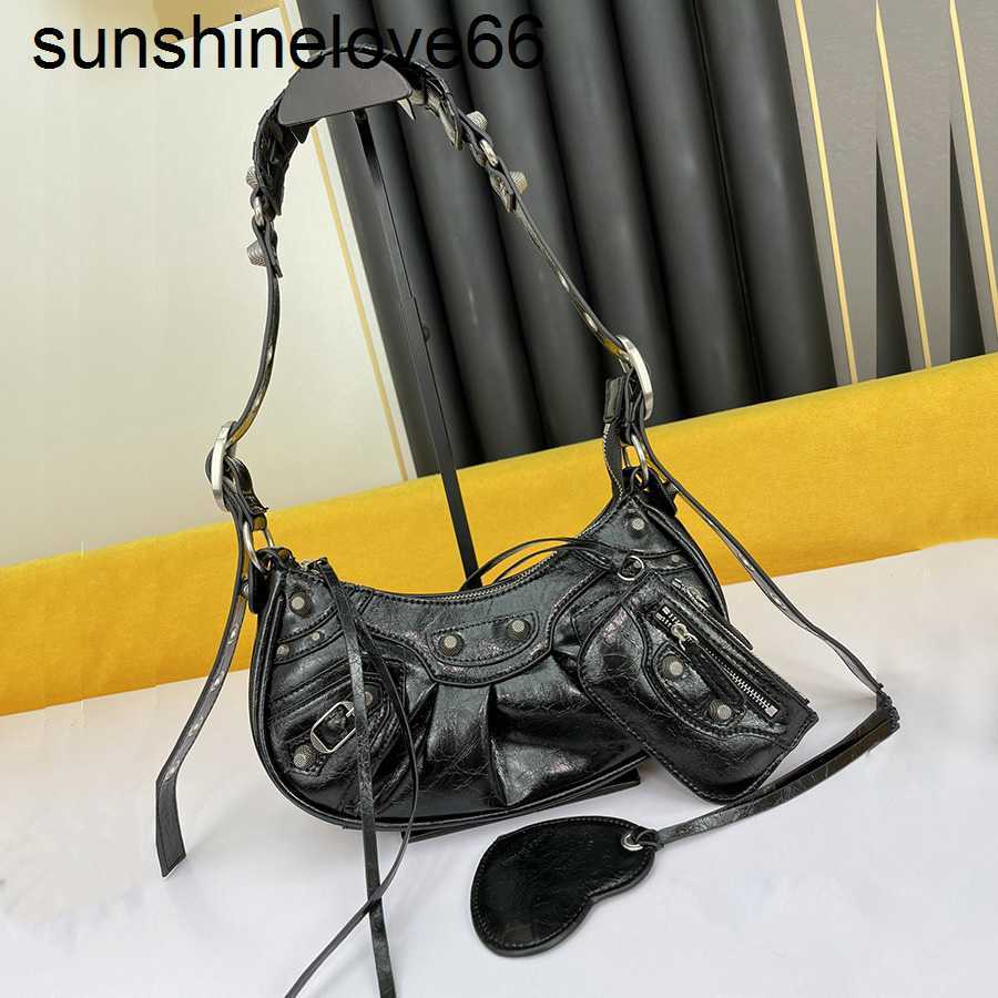 Womens Shoulder Bags Designer Genuine Leather Le Cagole Motorcycle Bag For Women Luxury Fashion Crossbody Pink Mini Small Crocodiles Black Silver Red White With Box
Womens Shoulder Bags Designer Genuine Leather Le Cagole Motorcycle Bag For Women Luxury Fashion Crossbody Pink Mini Small Crocodiles Black Silver Red White With Box
