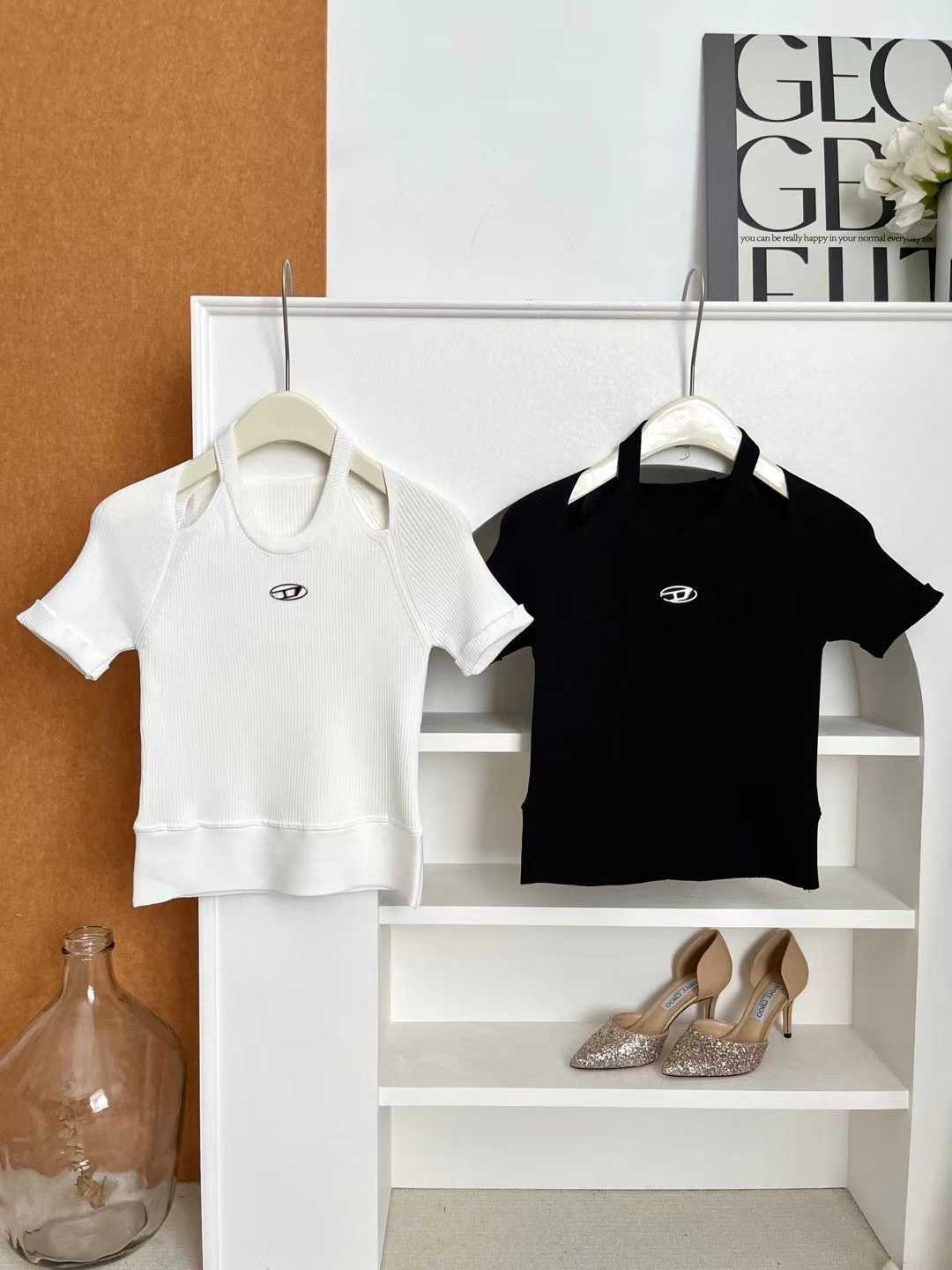 Luxury Womens Knit Tees Designer Tops Fashion Letter Logo Print Sleeveless Knitting Vest Jackets Summer Designers Women Clothes, 1 style black
Luxury Womens Knit Tees Designer Tops Fashion Letter Logo Print Sleeveless Knitting Vest Jackets Summer Designers Women Clothes, 1 style black