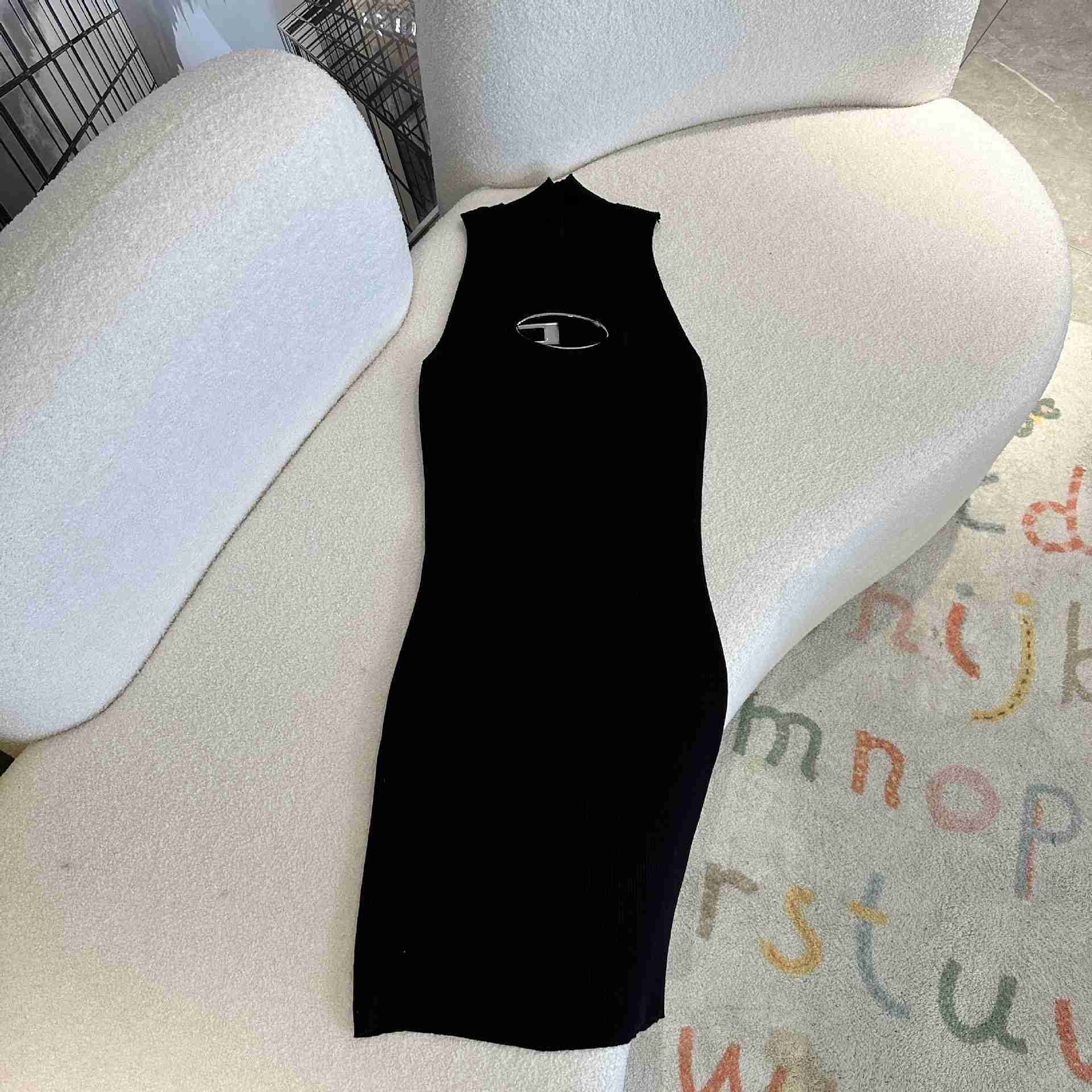 Designer Luxury Brand Diesels the Correct Version of the Celebrity Spring and Summer New Slim Fitting High Neck Knitted Dress Niche Sexy Spicy Girl Small Black Dress
Designer Luxury Brand Diesels the Correct Version of the Celebrity Spring and Summer New Slim Fitting High Neck Knitted Dress Niche Sexy Spicy Girl Small Black Dress