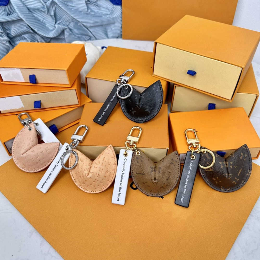 Keychains Lanyards With box Fortune Cookie Bag Hanging Keychain Car Flower Charm Jewelry Women Men Gifts Fashion PU Leather Key Chain Motion design 74ess
Keychains Lanyards With box Fortune Cookie Bag Hanging Keychain Car Flower Charm Jewelry Women Men Gifts Fashion PU Leather Key Chain Motion design 74ess