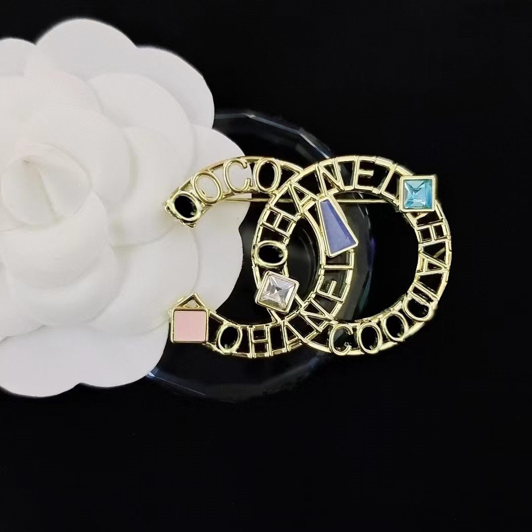 Luxury Women Designer Brooch 18K Gold Plated Inlay Crystal Rhinestone Brooches Jewelry Men Broche Charm Pearl Pins Broches Wedding Party
Luxury Women Designer Brooch 18K Gold Plated Inlay Crystal Rhinestone Brooches Jewelry Men Broche Charm Pearl Pins Broches Wedding Party