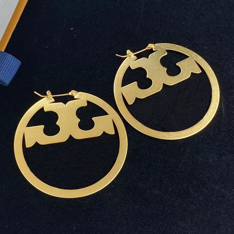 2023 New Women Hoop Earrings Designer Jewelry Womens Earring Street Fashion Gold Round Ear Studs Accessories For Ladies With Box
2023 New Women Hoop Earrings Designer Jewelry Womens Earring Street Fashion Gold Round Ear Studs Accessories For Ladies With Box