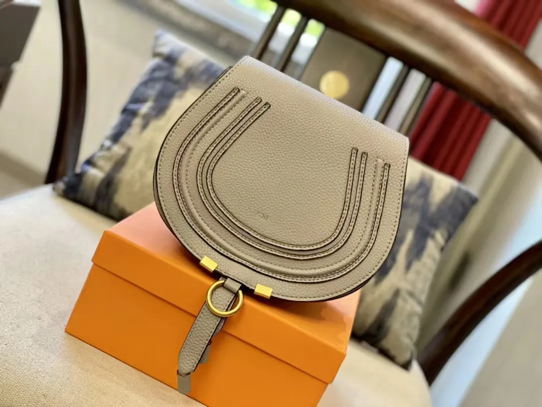 Classic Clutch Flap MARCIE small saddles Bag Luxury Designer wallet Shoulder New style handbag leather Women's men tote crossbody Bags Adjustable shoulder straps
Classic Clutch Flap MARCIE small saddles Bag Luxury Designer wallet Shoulder New style handbag leather Women's men tote crossbody Bags Adjustable shoulder straps