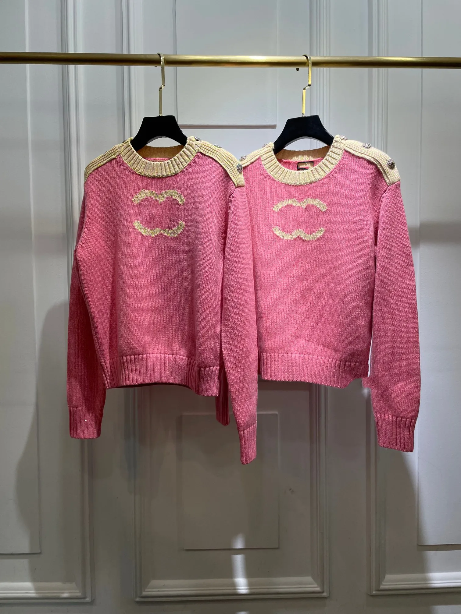 Women's Sweaters 2023 European designers design pink contrast cashmere sweater, Lightpink 
Women's Sweaters 2023 European designers design pink contrast cashmere sweater, Lightpink