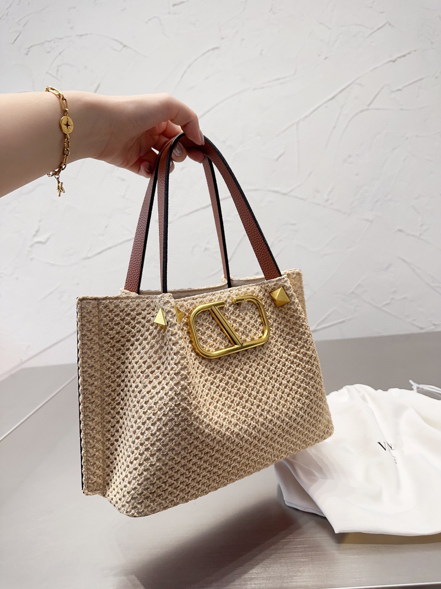 7A Top Shoulder Bag Handbag V-shaped Buckle Flap Women Bag Original Design New Fashion Crossbody Bags, Brown
7A Top Shoulder Bag Handbag V-shaped Buckle Flap Women Bag Original Design New Fashion Crossbody Bags, Brown