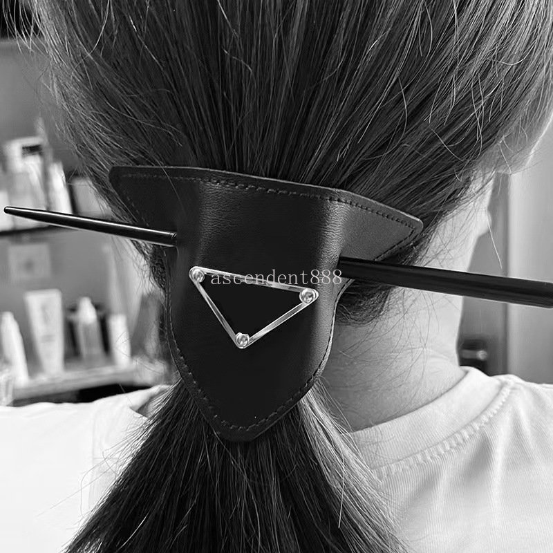 Designer Clip Girl Triangle Barrettes With Fashion Hair Accessories Temperament Retro Brand Letter Women Headwear 2 Color Free shipping