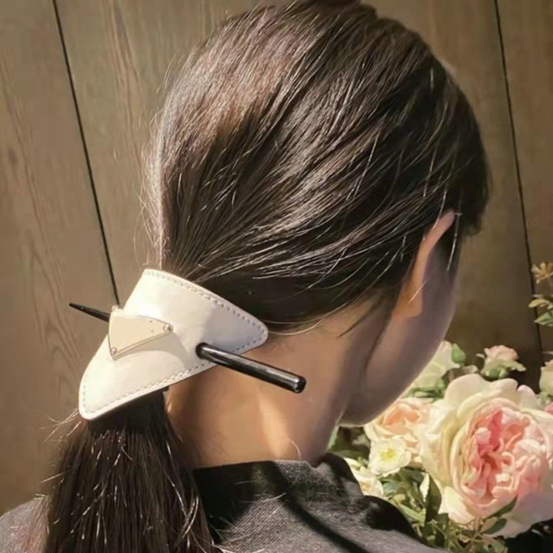 Designer Clip Girl Triangle Barrettes With Fashion Hair Accessories Temperament Retro Brand Letter Women Headwear 2 Color Free shipping