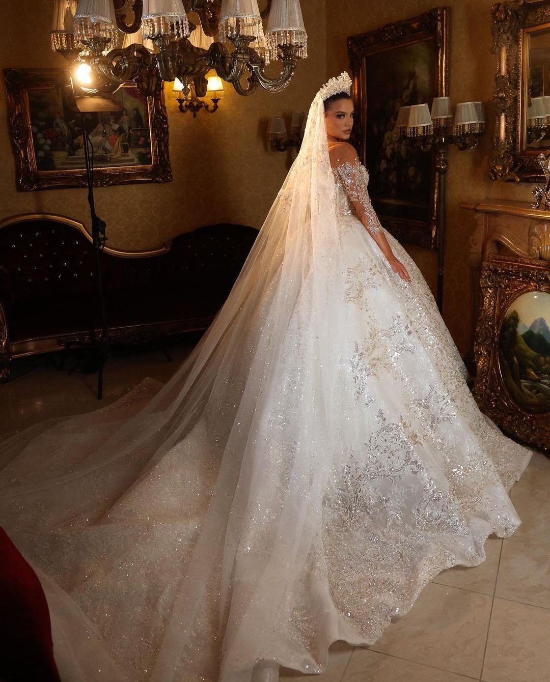 Luxury Ball Gown Wedding Dresses Long Sleeves V Neck Sequins Applique Ruffles Bridal Gowns Beaded 3D Lace Beads Diamonds Lace-up Plus Size Custom Made