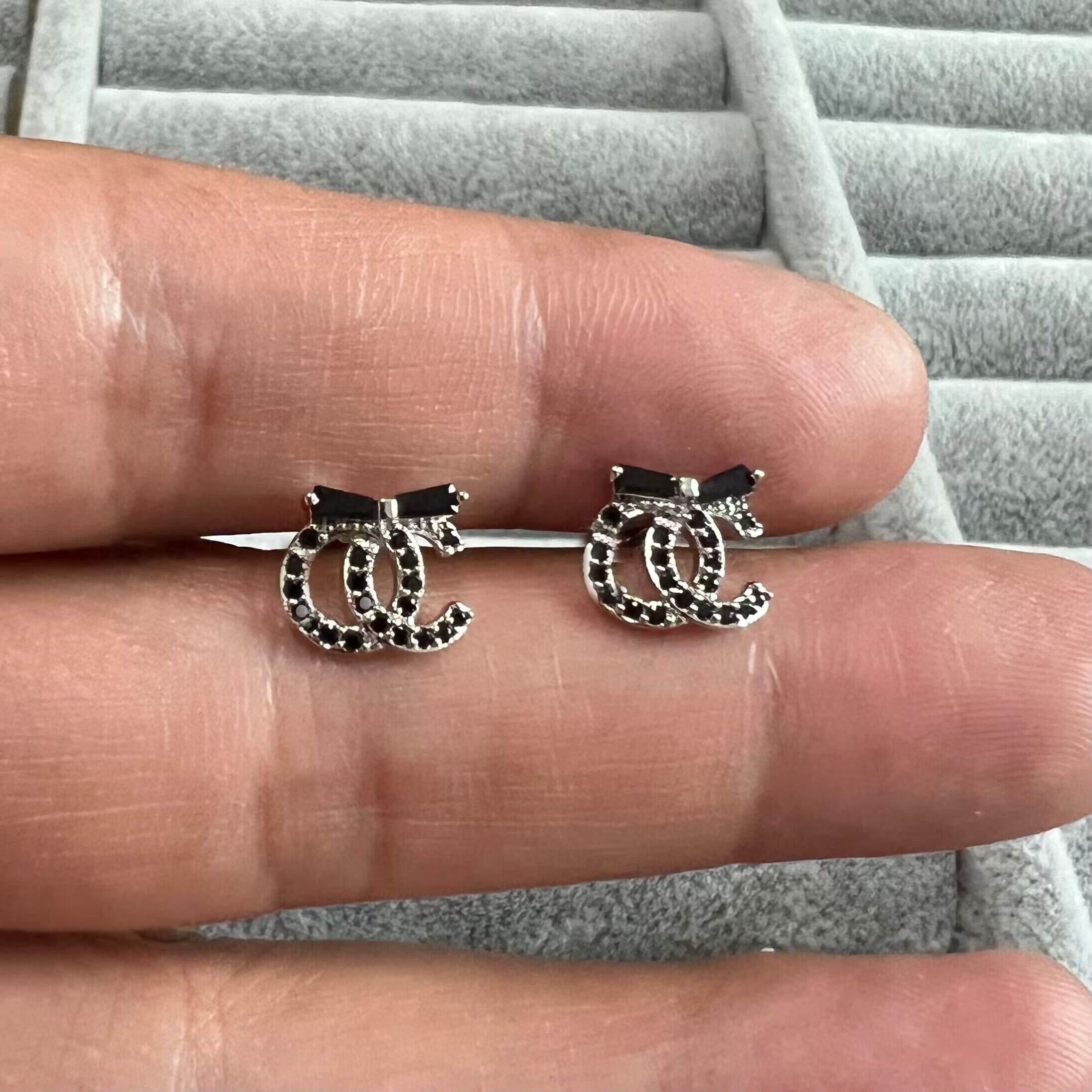 Women Fashion Designer Stud Earrings White Color Stones Cute Size Luxury Style Engagement Earring
Women Fashion Designer Stud Earrings White Color Stones Cute Size Luxury Style Engagement Earring
