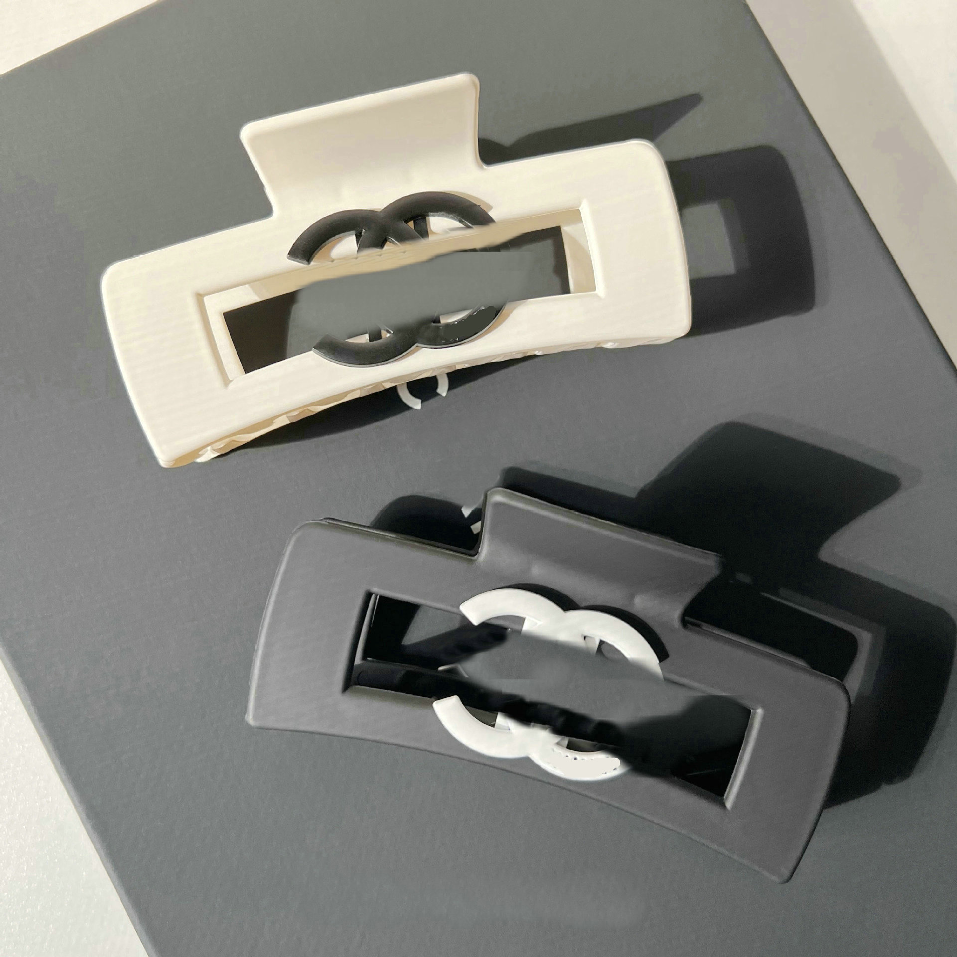 Matte Solid Hair Claw Elegant Simple Designer Hair Clips Hairpins Barrette Headwear for Women Girls Hair Accessories Gifts
Matte Solid Hair Claw Elegant Simple Designer Hair Clips Hairpins Barrette Headwear for Women Girls Hair Accessories Gifts
