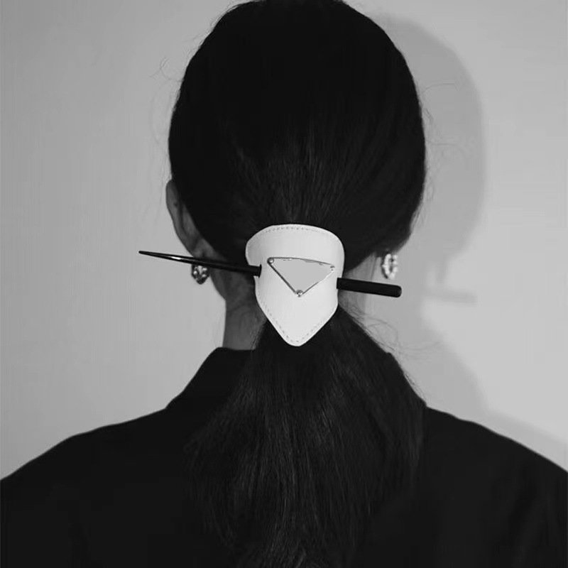 Designer Clip Girl Triangle Barrettes With Fashion Hair Accessories Temperament Retro Brand Letter Women Headwear 2 Color Free shipping