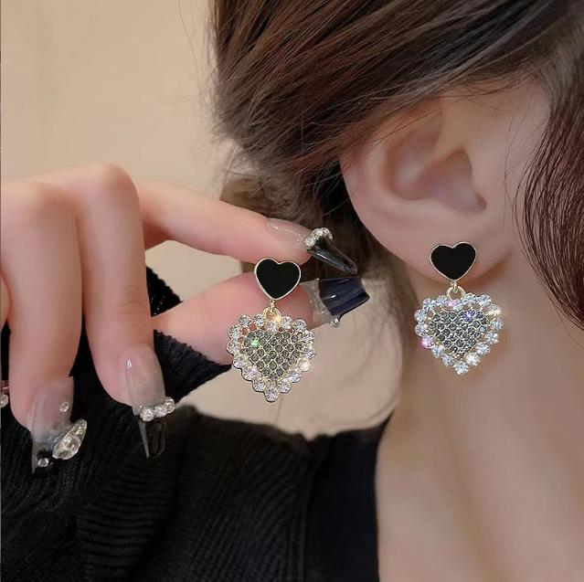 Elegant Trendy Heart Earring Women Classic Black White Stud Earrings Female Fashion Earrings Female Jewelry
