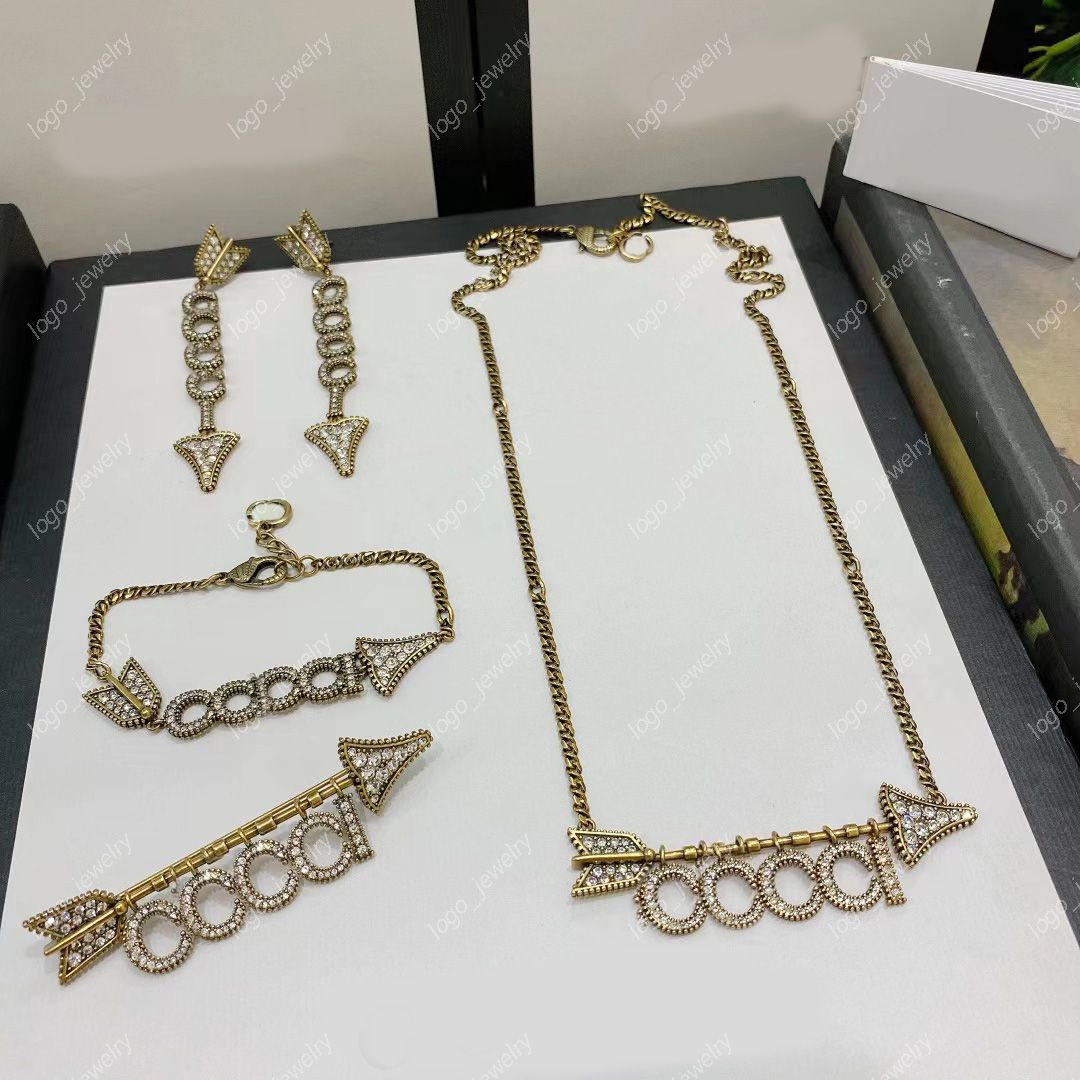 Fashion Arrow Alphabet necklace women's Diamond Vintage Brass Material bracelet Earrings Brooch Jewelry Set for women party lovers gift high quality with box
Fashion Arrow Alphabet necklace women's Diamond Vintage Brass Material bracelet Earrings Brooch Jewelry Set for women party lovers gift high quality with box