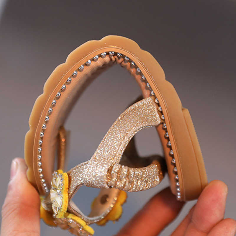 Sandals New Summer Children's Beach Sandals for Girls Fashion Soft Sole Princess Shoes Kids Rhinestone Flower Casual Flip Flops Sandales R230529
