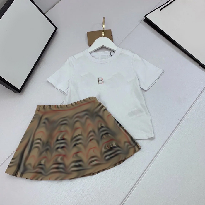 kids designer sets kid two piece set baby clothes 2 pcs toddler t shirt clothing boys girls tracksuits Short Sleeve suits luxury summer shirt classic letter SS
kids designer sets kid two piece set baby clothes 2 pcs toddler t shirt clothing boys girls tracksuits Short Sleeve suits luxury summer shirt classic letter SS
