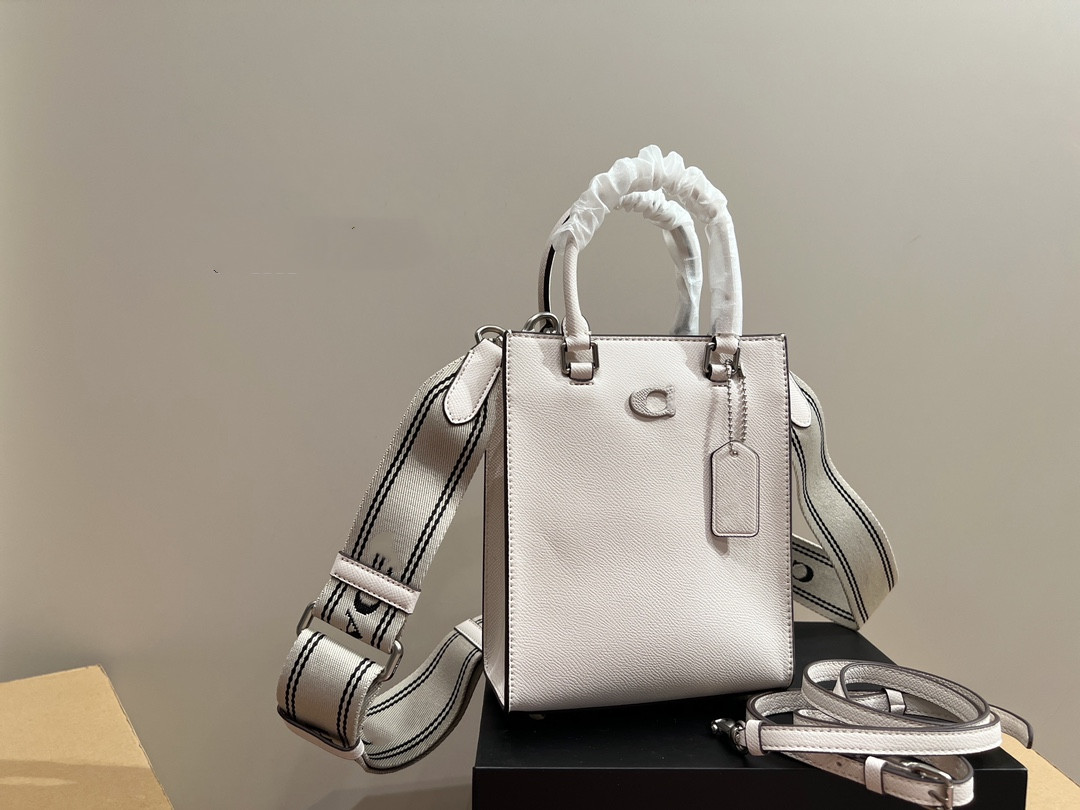 Fashionable and trendy women's shoulder bag designer bag handbag piano score bag and gift box, Sky blue
Fashionable and trendy women's shoulder bag designer bag handbag piano score bag and gift box, Sky blue