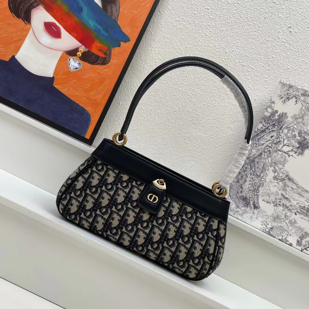 Dupe Women Fashion handbags high quality shoulder bag Classic bags crossbody bag letter leather bag ladies PU bag, 1 (22*12.5*12)
Dupe Women Fashion handbags high quality shoulder bag Classic bags crossbody bag letter leather bag ladies PU bag, 1 (22*12.5*12)