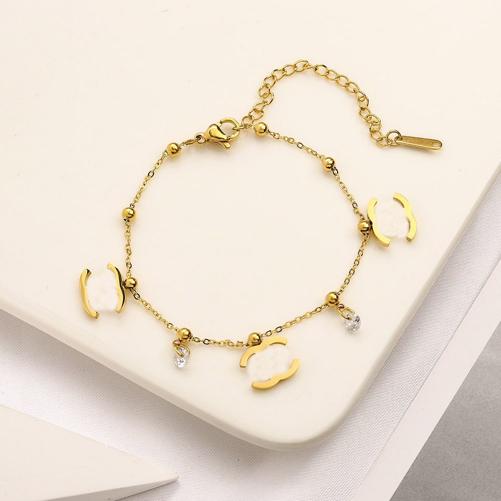 Women Brand Designer Letter Chain Bracelets High-end 18K Gold Plating Stainless Steel Bracelet Link Chains Bangle Men Women Lovers Valentines Day Party Jewelry
Women Brand Designer Letter Chain Bracelets High-end 18K Gold Plating Stainless Steel Bracelet Link Chains Bangle Men Women Lovers Valentines Day Party Jewelry