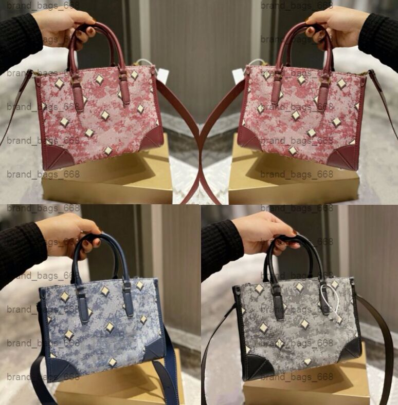 high quality shoulder bags chain messenger bag tote satchels designer totes handbag clutch purse crossbody leather letter mobile phone bags wallet
high quality shoulder bags chain messenger bag tote satchels designer totes handbag clutch purse crossbody leather letter mobile phone bags wallet