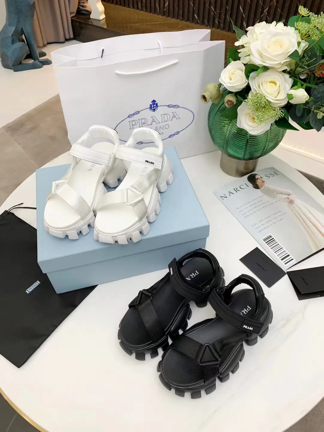 2022 Women Designer Sandals Foam Rubber Sandal Fashion Platform Slides Triangle Metal Slippers Retro Beach Loafers Round Toe Sandal With Box
2022 Women Designer Sandals Foam Rubber Sandal Fashion Platform Slides Triangle Metal Slippers Retro Beach Loafers Round Toe Sandal With Box