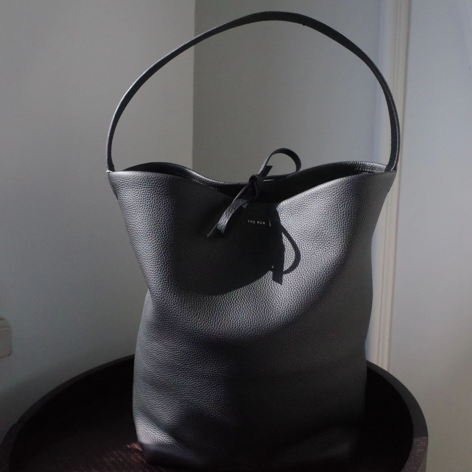 The hottest new tote bag THE ROW designer bucket bag luxury shoulder bag super large capacity fashion bag leather handbag, Color1
The hottest new tote bag THE ROW designer bucket bag luxury shoulder bag super large capacity fashion bag leather handbag, Color1